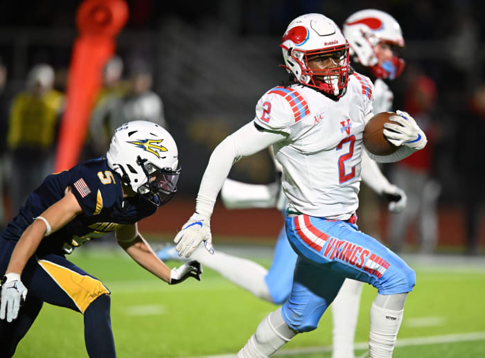 Villa Angela-St. Joseph running back Lamar "Bo" Jackson runs against Tallmadge on October 28, 2022 (Photo: Jeff Harwell)